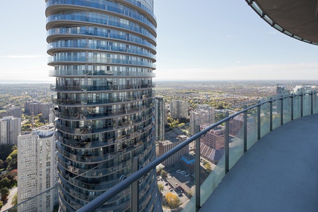 C&ugrave;ng với đ&oacute;, lớp cửa k&iacute;nh trong cũng gi&uacute;p d&acirc;n cư trong t&ograve;a nh&agrave; c&oacute; cơ hội thưởng ngoạn quang cảnh&nbsp;Mississauga từ b&ecirc;n trong.