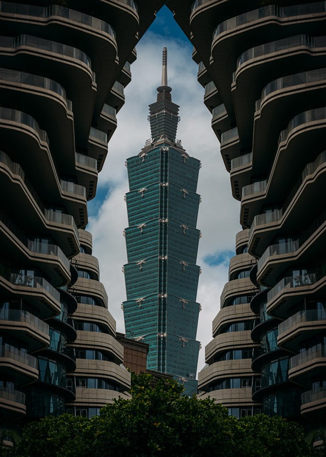 Do nằm trong khu vực hay bị b&atilde;o v&agrave; xảy ra địa chấn, 