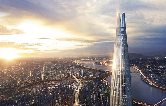 B&ecirc;n cạnh đ&oacute;, cấu tạo 2 đường chữ V tr&ecirc;n ph&iacute;a đỉnh th&aacute;p hướng về ph&iacute;a s&ocirc;ng&nbsp;H&agrave;n, th&aacute;p Namsan v&agrave; khu trung t&acirc;m cổ của Seoul gi&uacute;p th&aacute;p Lotte World trở n&ecirc;n độc nhất v&agrave; dễ d&agrave;ng nhận diện.