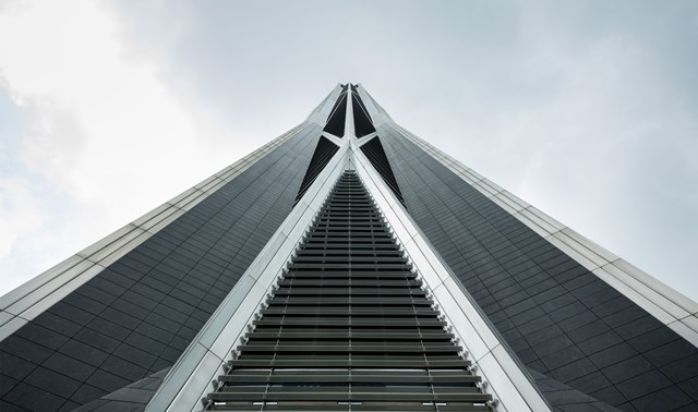 C&ugrave;ng với đ&oacute;, do kh&ocirc;ng gian lớn v&agrave; lượng người sử dụng cao n&ecirc;n để tr&aacute;nh t&igrave;nh trạng thiếu điện, đặc biệt v&agrave;o m&ugrave;a h&egrave;, t&ograve;a th&aacute;p đ&atilde; sử dụng hệ thống c&ocirc;ng nghệ cao gi&uacute;p t&aacute;i tạo năng lượng.&nbsp;Giải ph&aacute;p n&agrave;y đ&atilde; gi&uacute;p t&ograve;a th&aacute;p&nbsp;được chứng nhận xếp hạng Leed Gold - xếp hạng c&aacute;c chứng nhận c&ocirc;ng tr&igrave;nh xanh.