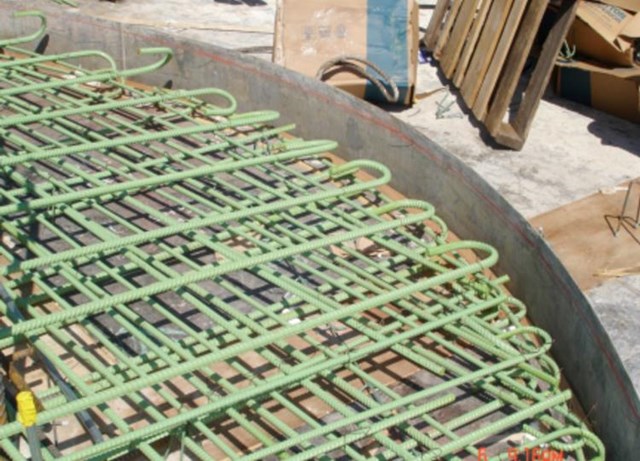 Theo giới chuy&ecirc;n gia, đ&atilde; c&oacute; khoảng hơn 2.445 tấn cốt th&eacute;p phủ epoxy chống ăn m&ograve;n được sử dụng để x&acirc;y dựng t&ograve;a th&aacute;p.