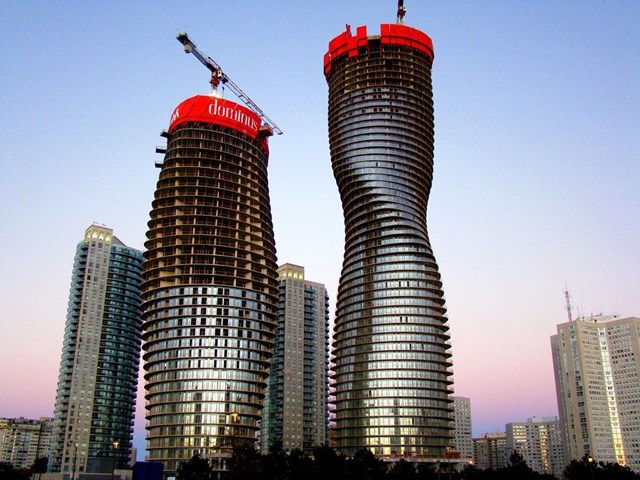 Việc tạo h&igrave;nh linh hoạt trong thiết kế gi&uacute;p tạo động lực học tự nhi&ecirc;n, gi&uacute;p giảm thiểu t&aacute;c động của gi&oacute; l&ecirc;n t&ograve;a nh&agrave;, đồng thời đảm bảo sự thoải m&aacute;i tr&ecirc;n tất cả c&aacute;c ban c&ocirc;ng.&nbsp;&nbsp;