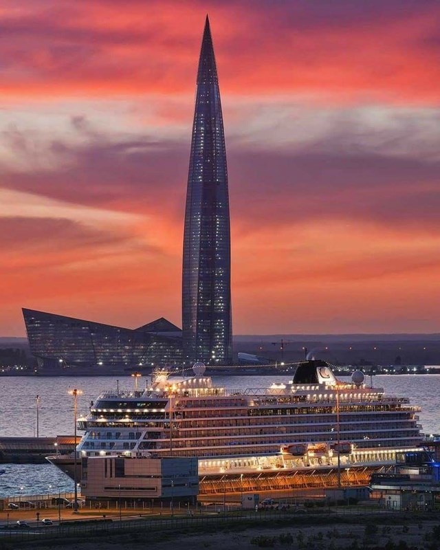 Do nằm c&aacute;ch trung t&acirc;m th&agrave;nh phố 8km n&ecirc;n t&ograve;a nh&agrave; chọc trời Lakhta kh&ocirc;ng lo sẽ ph&aacute; hỏng th&agrave;nh phố lịch sử, di sản thế giới được UNESCO c&ocirc;ng nhận v&agrave;o năm 1990.