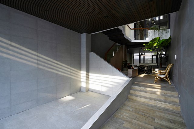 L&agrave; kiến ​​tr&uacute;c sư, đội ngũ của Story Architecture tự hỏi liệu thực tế c&oacute; qu&aacute; nh&agrave;m ch&aacute;n khiến tất cả ch&uacute;ng ta kh&ocirc;ng thể kết nối, giao tiếp v&agrave; kh&ocirc;ng cảm thấy hạnh ph&uacute;c trong ch&iacute;nh ng&ocirc;i nh&agrave; của m&igrave;nh, đặc biệt l&agrave; ng&ocirc;i nh&agrave; ống nhỏ ở th&agrave;nh phố. &nbsp;