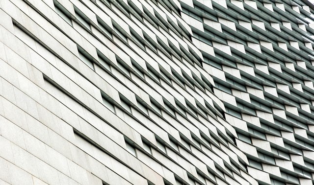 C&aacute;c c&aacute;nh tản nhiệt bằng đ&aacute; chạy dọc b&ecirc;n ngo&agrave;i t&ograve;a nh&agrave; phần n&agrave;o gi&uacute;p cản &aacute;nh nắng mặt trời đang 