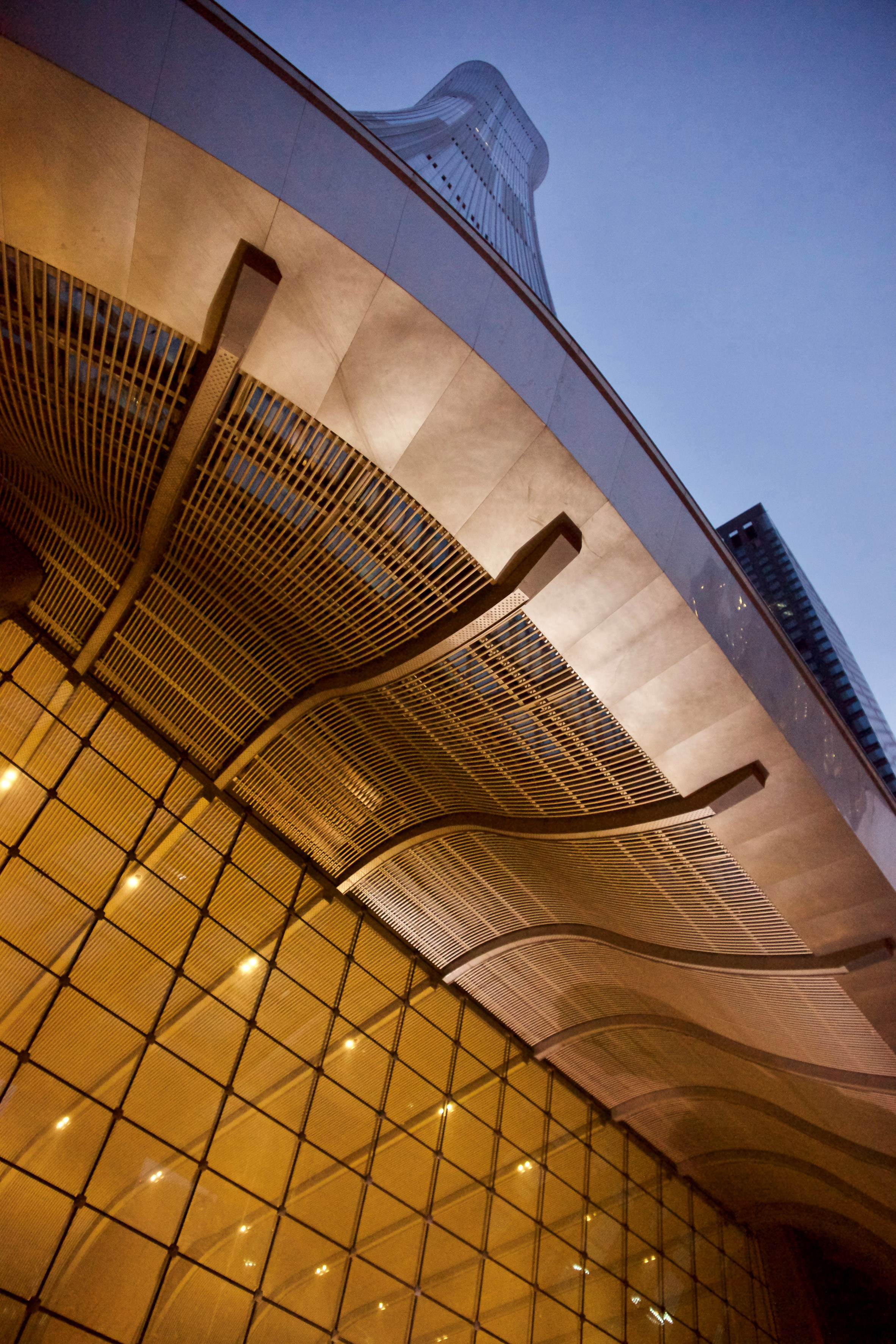 Ở tầng trệt, đường cong phần m&aacute;i của sảnh đợi tạo ra một hiệu ứng ấn tượng, khiến người đi bộ hay đứng đợi ph&iacute;a dưới cảm thấy nhẹ nh&agrave;ng, tinh tế.&nbsp;