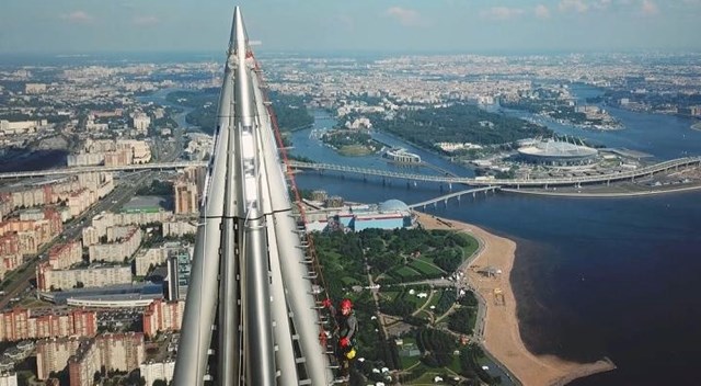 Gi&oacute; gần đỉnh th&aacute;p c&oacute; thể thổi ở vận tốc l&ecirc;n đến 167 km/h, vậy n&ecirc;n chất liệu v&agrave; thiết kế nhọn của Lakhta được t&iacute;nh to&aacute;n để giảm sức cản của gi&oacute;.&nbsp;&nbsp; &nbsp;