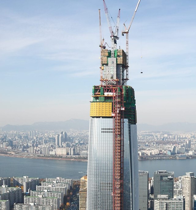 Với độ cao hơn 500m,&nbsp;Lotte World Tower được thiết kế để chống được động đất v&agrave; gi&oacute; mạnh. Tốc độ gi&oacute; 30m/s ở độ cao 10m sẽ trở th&agrave;nh 56m/s ở độ cao 555m. Do đ&oacute;, t&ograve;a th&aacute;p được thiết kế để chịu được những trận cuồng phong si&ecirc;u mạnh, với tốc độ l&ecirc;n tới 80m/s, v&agrave; chịu được động đất tới 9 độ richter.