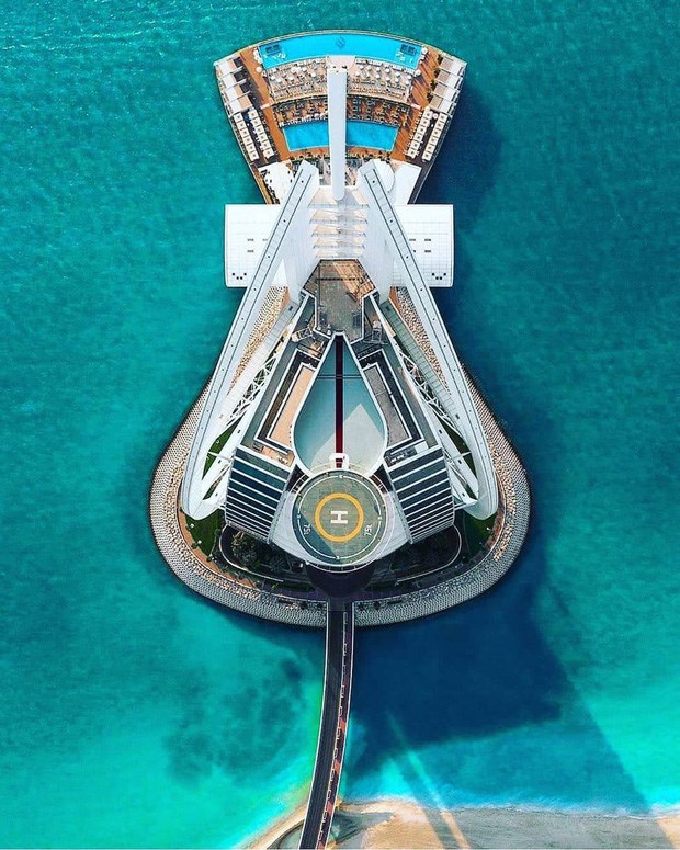 B&ecirc;n cạnh thiết kế đẹp mắt, sang trọng Burj al-Arab c&ograve;n 