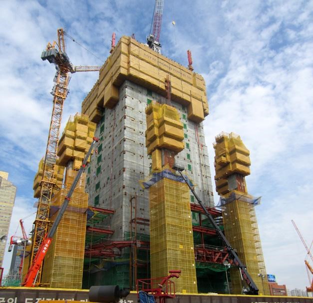 Hơn 108 cọc th&eacute;p với đường k&iacute;nh 1m, d&agrave;i 30m đ&atilde; được đ&oacute;ng s&acirc;u v&agrave;o tầng đ&aacute; nền s&acirc;u 38m dưới mặt đất s&acirc;u. C&ugrave;ng với đ&oacute;,&nbsp;60.000 tấn b&ecirc; t&ocirc;ng si&ecirc;u cứng được sử dụng để tăng cường độ cứng cho m&oacute;ng. Lượng b&ecirc; t&ocirc;ng n&agrave;y nhiều gấp 2,5 lần số b&ecirc; t&ocirc;ng đ&atilde; sử dụng để x&acirc;y dựng m&oacute;ng của th&aacute;p Burj Khalifa cao nhất thế giới ở Dubai.