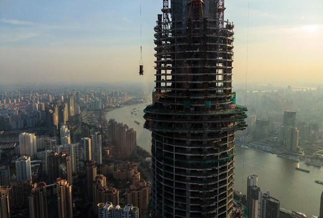 Để ho&agrave;n th&agrave;nh phần m&oacute;ng của t&ograve;a nh&agrave;, hơn 2.000 c&ocirc;ng nh&acirc;n đ&atilde; phải ch&ocirc;n h&agrave;ng trăm cọc đỡ s&acirc;u dưới đất. Hơn 61.000 m3 b&ecirc; t&ocirc;ng được chuẩn bị v&agrave; đổ li&ecirc;n tục trong 60 giờ để tạo ra phần m&oacute;ng cho th&aacute;p Thượng Hải.&nbsp;