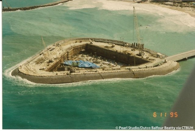 B&ecirc;n cạnh đ&oacute;, giới kiến tr&uacute;c sư cũng cần phải t&iacute;nh to&aacute;n l&agrave;m sao để c&ocirc;ng tr&igrave;nh cao 321m, nặng 250.000 tấn n&agrave;y đủ vững chắc để chống chịu tốt trước những cơn b&atilde;o, d&ograve;ng hải lưu v&agrave; cả cơn địa chấn.&nbsp;