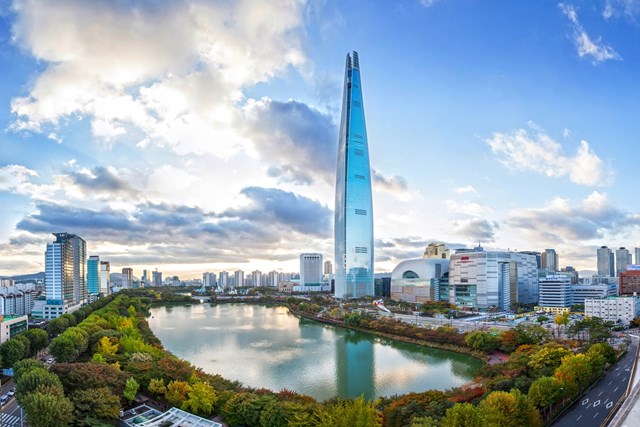 Với thiết kế đảm bảo kỹ thuật c&ugrave;ng hệ thống an to&agrave;n tối t&acirc;n, Lotte World Tower phải mất tới 7 năm để ho&agrave;n th&agrave;nh với tổng chi ph&iacute; l&ecirc;n tới 4.000 tỷ won, tương đương 3,6 tỷ USD.