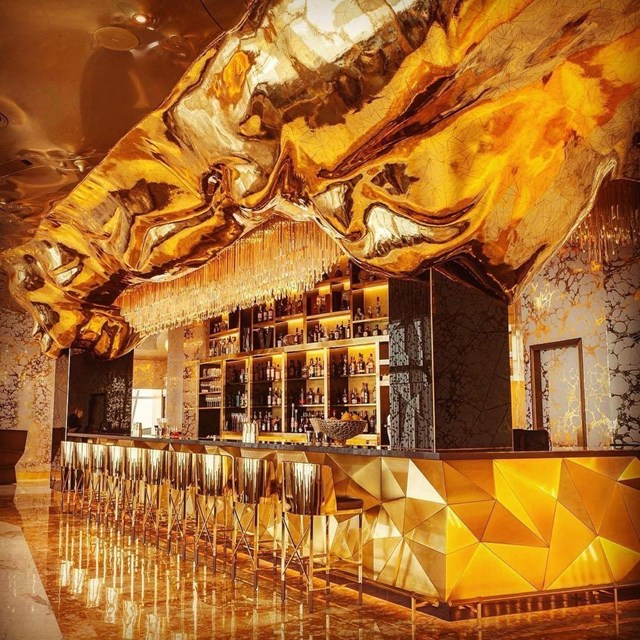 Tạo th&ecirc;m điểm nhấn cho kh&aacute;ch sạn, 24.000 m2 đ&aacute; cẩm thạch đến từ Italia v&agrave; Brazil v&agrave; khoảng 8.000 m2 v&agrave;ng l&aacute; 24 kara đ&atilde; được sử dụng để phủ&nbsp;cửa thang m&aacute;y, c&aacute;c cột lớn tại tiền sảnh. C&ugrave;ng với đ&oacute;, phần trần của một nh&agrave; h&agrave;ng trong kh&aacute;ch sạn c&ograve;n lập kỷ lục l&agrave; trần được trang tr&iacute; nhiều pha l&ecirc; Swarovski nhất.