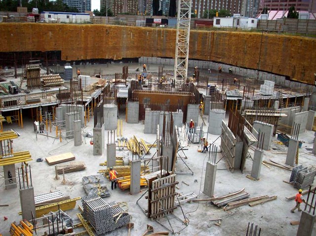 Tường b&ecirc;n ngo&agrave;i cong, xoắn như vậy, n&ecirc;n kiến tr&uacute;c sư kh&ocirc;ng thể &aacute;p dụng c&aacute;c nguy&ecirc;n l&yacute; x&acirc;y lắp truyền thống. Tường v&agrave; cột mỗi tầng được thay đổi để cấu kết c&aacute;c s&agrave;n l&acirc;n cận, m&agrave; vẫn bảo đảm kết cấu tổng thể bền chắc.&nbsp;