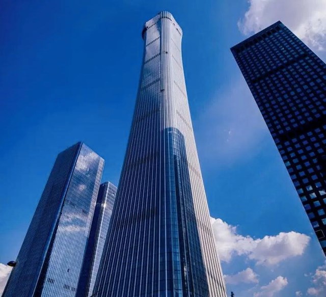 H&igrave;nh dạng bo tr&ograve;n trong thiết kế c&ugrave;ng n&uacute;t thắt eo ở phần giữa c&ocirc;ng tr&igrave;nh gi&uacute;p giảm tải việc hứng chịu gi&oacute; cho c&ocirc;ng tr&igrave;nh.&nbsp;