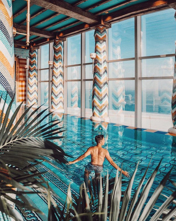 Kh&aacute;ch sạn cũng c&oacute; 5 hồ bơi v&agrave; một b&atilde;i biển ri&ecirc;ng. Du kh&aacute;ch c&oacute; thể vừa đắm ch&igrave;m trong l&agrave;n nước m&aacute;t, vừa ngắm to&agrave;n cảnh Dubai v&agrave; biển.&nbsp; &nbsp;