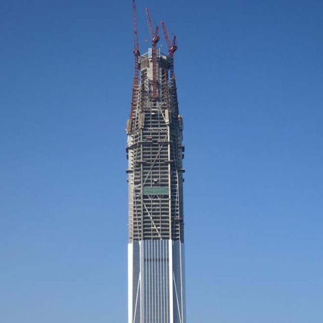 C&ugrave;ng với đ&oacute;, t&aacute;m cột trụ bằng đ&aacute; được thiết kế dọc t&ograve;a th&aacute;p nhằm gia cố khung, tăng độ vững cho Ping An IFC.&nbsp;