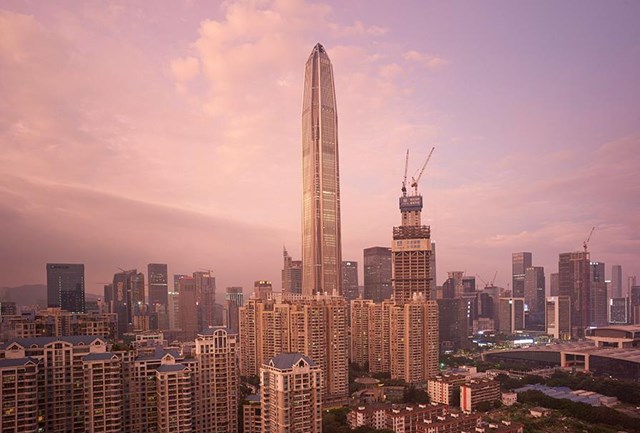 Tọa lạc tại Th&acirc;m Quyến, Trung Quốc, Trung t&acirc;m t&agrave;i ch&iacute;nh quốc tế B&igrave;nh An (Ping An IFC) l&agrave; t&ograve;a th&aacute;p chọc trời với chiều cao 599m v&agrave; tổng diện t&iacute;ch đạt 46.000m2.&nbsp;