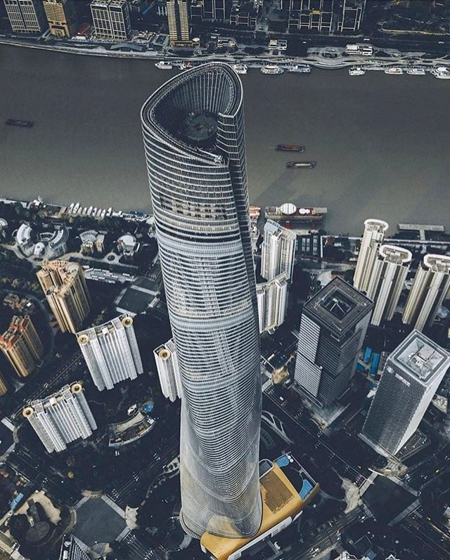 B&ecirc;n cạnh đ&oacute;, để gi&uacute;p cấu tr&uacute;c t&ograve;a nh&agrave; ổn định trong gi&oacute; mạnh, c&ocirc;ng tr&igrave;nh n&agrave;y được thiết kế h&igrave;nh trụ xoắn ốc đặc biệt. Trọng lượng ước t&iacute;nh của t&ograve;a th&aacute;p n&agrave;y v&agrave;o khoảng 850.000 tấn.