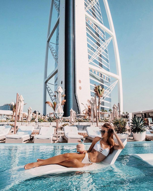 D&ugrave; hệ đ&aacute;nh gi&aacute; 5 sao phổ biến tr&ecirc;n thế giới, vậy nhưng nhiều người phong cho&nbsp;Burj Al Arab đạt cấp 7 sao. Thuật ngữ 7 sao ra đời&nbsp;khi một nh&agrave; b&aacute;o tới dự lễ khai trương kh&aacute;ch sạn Burj Al Arab tại Dubai (UAE) v&agrave;o năm 1999.&nbsp;Nh&agrave; b&aacute;o n&agrave;y đ&atilde; m&ocirc; tả Burj Al Arab trong b&agrave;i viết như một kh&aacute;ch sạn tuyệt vời v&agrave; hơn cả bất cứ thứ g&igrave; c&ocirc; đ&atilde; từng nh&igrave;n thấy, sau đ&oacute; gọi n&oacute; l&agrave; kh&aacute;ch sạn 7 sao.