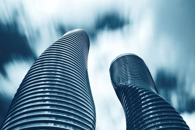 Mỗi s&agrave;n bọc ngo&agrave;i bằng một ban c&ocirc;ng chạy v&ograve;ng li&ecirc;n tục. Do cấu tr&uacute;c xoắn, n&ecirc;n c&aacute;c hệ thống ống dẫn nước, điện, hơi đốt b&ecirc;n trong kh&ocirc;ng thể song song nhau. C&aacute;c kỹ sư phải t&aacute;ch c&aacute;c ống theo từng nh&oacute;m tầng, hoặc bố tr&iacute; &ldquo;v&ograve;ng v&egrave;o&rdquo; sao cho bảo đảm cung cấp nhiệt, cấp v&agrave; tho&aacute;t nước b&igrave;nh thường.