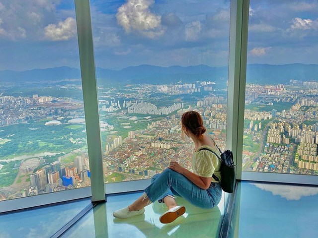 B&ecirc;n trong Lotte World Tower c&ograve;n x&acirc;y dựng c&aacute;c ph&ograve;ng chức năng sang trọng như ph&ograve;ng h&ograve;a nhạc với 2.000 chỗ ngồi, c&ocirc;ng vi&ecirc;n giải tr&iacute; d&agrave;nh cho cả người lớn v&agrave; trẻ em. Lotte World Tower tự h&agrave;o c&oacute; tầng quan s&aacute;t s&agrave;n k&iacute;nh cao nhất thế giới.