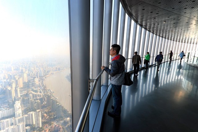 Tầng 118 của th&aacute;p Thượng Hải l&agrave; tầng quan s&aacute;t. Đ&acirc;y l&agrave; địa&nbsp;điểm được rất nhiều kh&aacute;ch du lịch quốc tế đến để kh&aacute;m ph&aacute; 360 độ th&agrave;nh phố từ tr&ecirc;n cao.