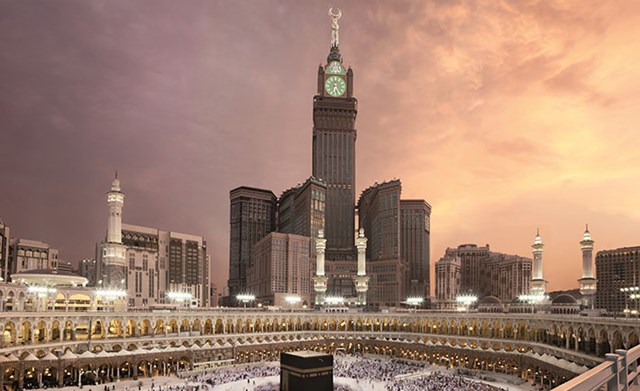 Người ta c&oacute; thể xem giờ ch&iacute;nh x&aacute;c tr&ecirc;n 4 mặt đồng hồ ở th&aacute;p&nbsp;Makkah ở c&aacute;ch xa 17km v&agrave;o ban đ&ecirc;m v&agrave; 12km v&agrave;o ban ng&agrave;y.