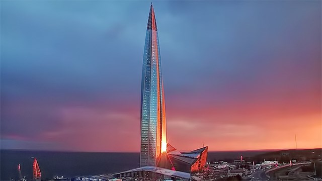 Nằm trong khu phức hợp ven s&ocirc;ng ở th&agrave;nh phố Saint Petersburg, Nga, với độ cao 462m, t&ograve;a th&aacute;p Lakhta Center kh&ocirc;ng chỉ l&agrave; t&ograve;a nh&agrave; cao nhất th&agrave;nh phố m&agrave; c&ograve;n l&agrave; c&ocirc;ng tr&igrave;nh cao nhất ch&acirc;u &Acirc;u.