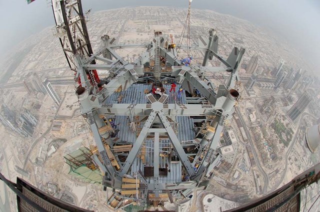 Tổng thể của t&ograve;a nh&agrave; gồm c&oacute; 3 khối được sắp xếp xung quanh một l&otilde;i trung t&acirc;m dạng h&igrave;nh chữ Y. Thiết kế n&agrave;y gi&uacute;p&nbsp;chống đỡ l&otilde;i của ngọn th&aacute;p v&agrave; thu hẹp dần khi vươn m&igrave;nh l&ecirc;n cao.&nbsp;