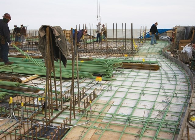 Để dựng được phần m&oacute;ng an to&agrave;n, đội ngũ c&ocirc;ng nh&acirc;n cũng phải x&acirc;y lấp hơn 335m đường hầm vận chuyển bỏ kh&ocirc;ng b&ecirc;n dưới t&ograve;a nh&agrave;. Điều n&agrave;y gi&uacute;p gia cố phần m&oacute;ng của t&ograve;a th&aacute;p cao 82 tầng n&agrave;y.