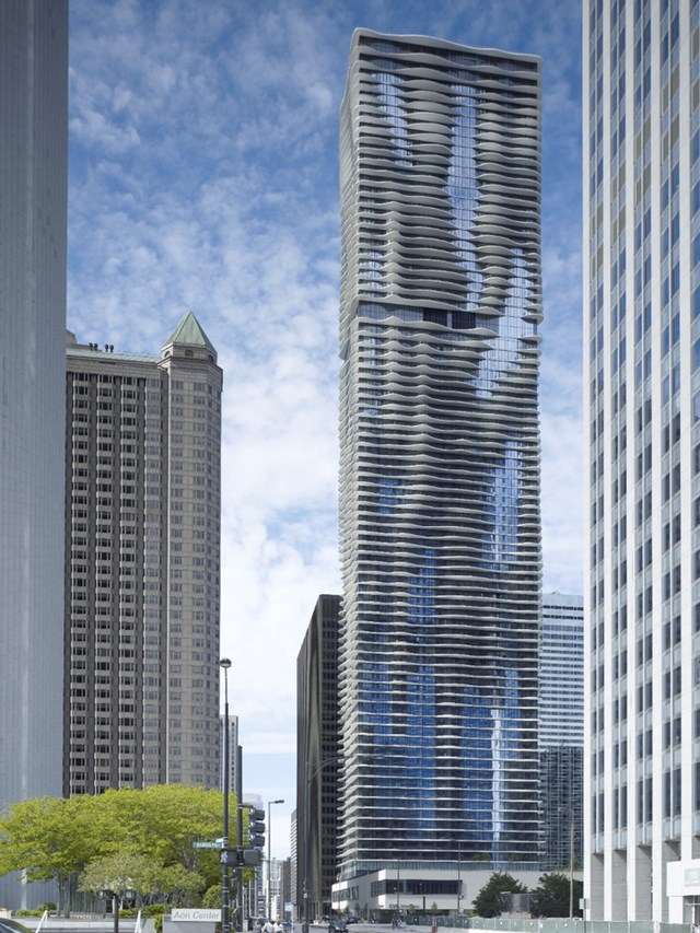 Do Aqua Tower&nbsp;nằm ngay gần hồ Michigan v&agrave; s&ocirc;ng Chicago n&ecirc;n đội ngũ thi c&ocirc;ng đ&atilde; phải t&iacute;nh to&aacute;n, c&acirc;n nhắc kỹ lưỡng gi&uacute;p loại bỏ c&aacute;c mạch nước ngầm ở s&acirc;u dưới m&oacute;ng c&ocirc;ng tr&igrave;nh.&nbsp;