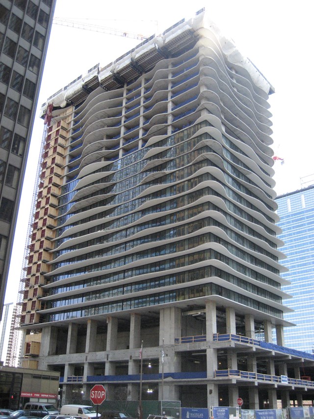 Theo t&iacute;nh to&aacute;n, để ho&agrave;n thiện 1 tầng cần mất 4 ng&agrave;y đổ c&aacute;c tấm b&ecirc; t&ocirc;ng, đồng thời sử dụng th&ecirc;m th&eacute;p mỏng, vật liệu chống thấm console để bố tr&iacute;, tạo h&igrave;nh cho ban c&ocirc;ng.