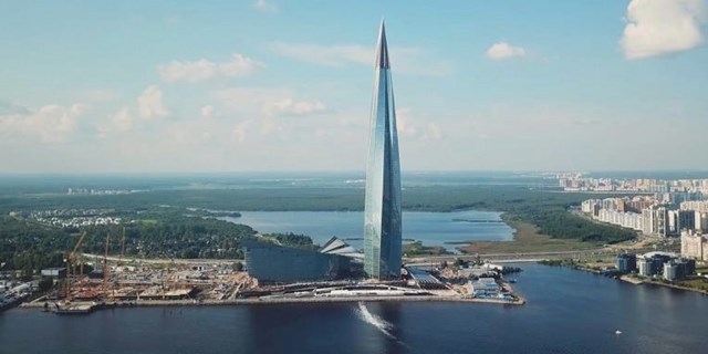 Lakhta c&oacute; 87 tầng, c&oacute; h&igrave;nh dạng m&ocirc; phỏng một c&aacute;nh buồm, một ngọn lửa giữa nền trời xanh nước Nga.