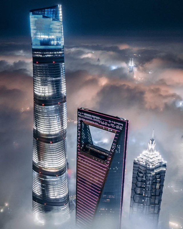 Chiều cao chọc trời kh&ocirc;ng phải l&agrave; ấn tượng duy nhất. Th&aacute;p Thượng Hải c&ograve;n khiến du kh&aacute;ch bất ngờ khi được&nbsp;trang bị 106 thang m&aacute;y di chuyển với tốc độ 18 m/gi&acirc;y. Điều đ&oacute; c&oacute; nghĩa để đi từ tầng 1 l&ecirc;n tới 