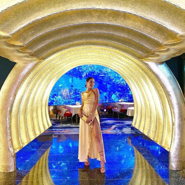 Du kh&aacute;ch c&oacute; thể thưởng thức ẩm thực tại 9 nh&agrave; h&agrave;ng v&agrave; qu&aacute;n bar ti&ecirc;u chuẩn quốc tế của kh&aacute;ch sạn. Nổi bật l&agrave; nh&agrave; h&agrave;ng Al Muntaha nằm ở độ cao 200m so với mặt nước biển, thưởng ngoạn to&agrave;n cảnh Dubai v&agrave; Vịnh Ba Tư.