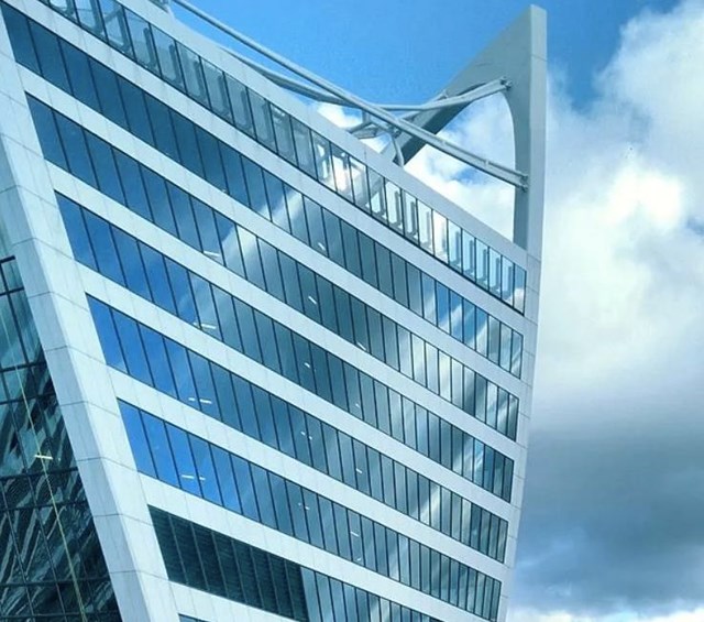 Phần đỉnh th&aacute;p nổi bật với thiết kế dạng 2 m&aacute;i v&ograve;m kh&ocirc;ng đối xứng. Những m&aacute;i v&ograve;m n&agrave;y được t&iacute;ch hợp để tạo hiệu ứng hai mặt tiền đối diện của t&ograve;a th&aacute;p được kết nối với nhau.&nbsp;