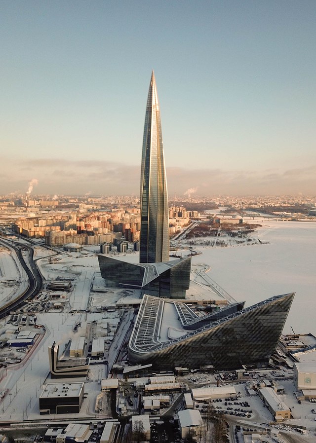 Mặt tiền t&ograve;a nh&agrave; gồm 16.500 tấm k&iacute;nh gi&uacute;p Lakhta đổi m&agrave;u sắc theo &aacute;nh mặt trời. B&ecirc;n cạnh đ&oacute;, một lượng lớn cửa chớp tự động, van giữ nhiệt được phủ l&ecirc;n bề mặt t&ograve;a nh&agrave; gi&uacute;p điều chỉnh lượng nhiệt, chống n&oacute;ng cho c&ocirc;ng tr&igrave;nh.