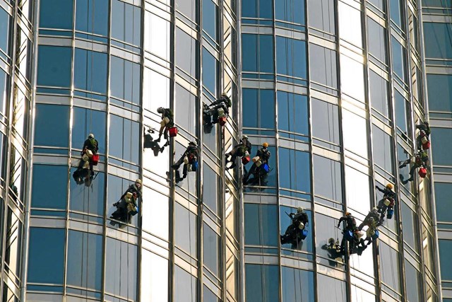 C&oacute; hơn 24.000 tấm k&iacute;nh c&aacute;ch nhiệt được sử dụng để bao phủ t&ograve;a nh&agrave;.&nbsp;Ước t&iacute;nh, để c&oacute; thể lau dọn số k&iacute;nh n&agrave;y phải mất đến... 3 th&aacute;ng.