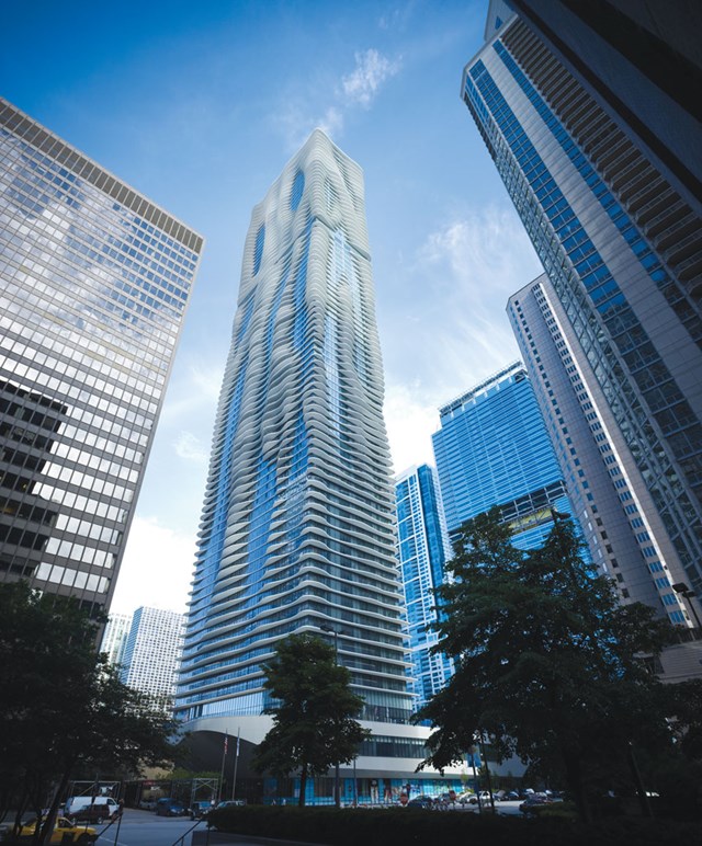 B&ecirc;n cạnh t&iacute;nh thẩm mỹ, thiết kế n&agrave;y của ban c&ocirc;ng cũng gi&uacute;p khuếch t&aacute;n cơn gi&oacute; v&agrave; cản được &aacute;nh nắng Mặt trời chiếu trực tiếp, qua đ&oacute; giảm tải điện năng cho t&ograve;a nh&agrave;.