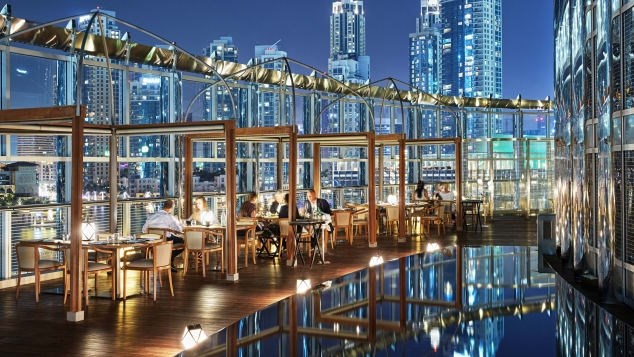 Một trong những điểm nhấn kh&aacute;c của t&ograve;a nh&agrave; cao nhất thế giới l&agrave; kh&aacute;ch sạn Armani Dubai c&ugrave;ng nh&agrave; h&agrave;ng cao cấp, cung cấp những m&oacute;n ăn thượng hạng trong khung cảnh ngoạn mục. Mỗi kh&aacute;ch đến đ&acirc;y đều được coi l&agrave; thượng đế v&agrave; c&oacute; người phục vụ ri&ecirc;ng.