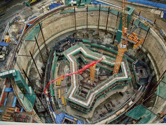 Để c&oacute; thể chống đỡ được c&ocirc;ng tr&igrave;nh Lotte World Tower nặng&nbsp;tới 750.000 tấn, phần m&oacute;ng ch&iacute;nh l&agrave; bộ phận được giới kiến tr&uacute;c sư 