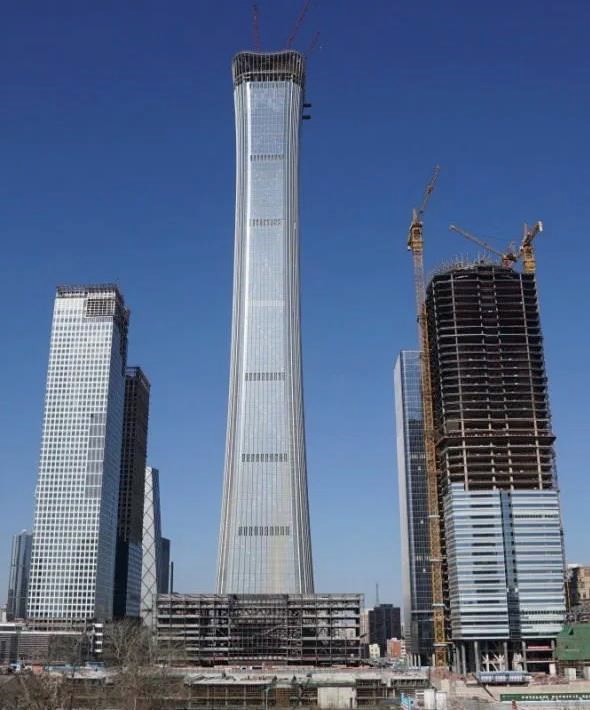 Nguy&ecirc;n vật liệu x&acirc;y t&ograve;a nh&agrave; đều l&agrave; vật liệu c&oacute; kỹ thuật ti&ecirc;n tiến, nhẹ, bền v&agrave; chắc. Hệ thống lưu giữ nhiệt với những tấm k&iacute;nh c&aacute;ch nhiệt, pin năng lượng mặt trời phủ to&agrave;n bộ to&agrave; nh&agrave; gi&uacute;p vừa lấy s&aacute;ng lại điều h&ograve;a nhiệt tốt.&nbsp;