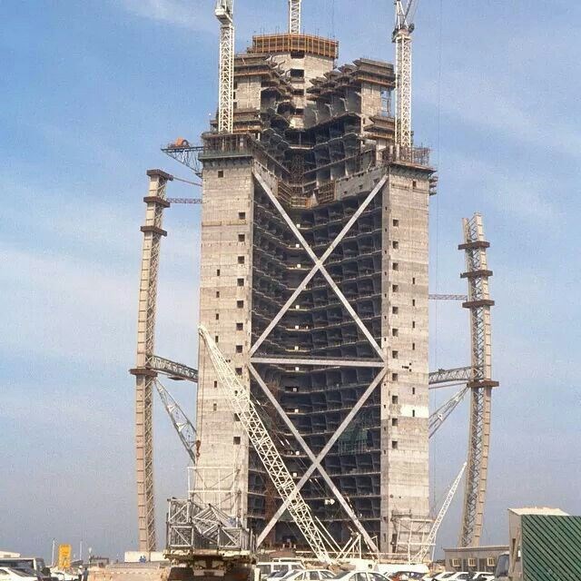 Để đảm bảo, đội ngũ thi c&ocirc;ng đ&atilde; ch&ocirc;n tới 250 cột b&ecirc; t&ocirc;ng cốt th&eacute;p với tổng chiều d&agrave;i 10km để&nbsp;bảo vệ phần m&oacute;ng của kh&aacute;ch sạn.&nbsp;