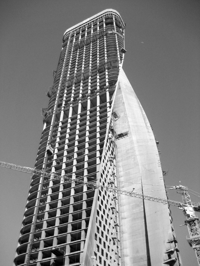 Hai bức tường ch&iacute;nh của t&ograve;a th&aacute;p được x&acirc;y ch&eacute;o nhau một g&oacute;c 45 độ, nối với nhau th&agrave;nh một h&igrave;nh v&ograve;ng cung rộng lớn.