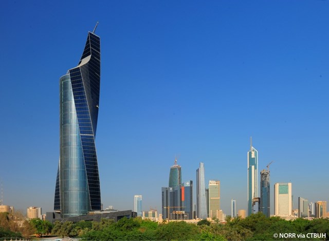 T&ograve;a th&aacute;p hiện c&oacute; 40 thang m&aacute;y để vận chuyển du kh&aacute;ch l&ecirc;n cao, trong đ&oacute; c&oacute; 9 thang si&ecirc;u tốc đưa bạn l&ecirc;n đỉnh th&aacute;p chỉ trong v&agrave;i gi&acirc;y.&nbsp;Du kh&aacute;ch cũng c&oacute; thể&nbsp;ngắm nh&igrave;n kh&ocirc;ng gian ph&iacute;a ngo&agrave;i th&agrave;nh phố, b&aacute;n đảo v&agrave; sa mạc ở độ cao h&agrave;ng trăm m&eacute;t.