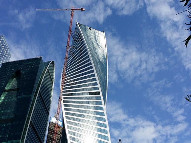 Để ho&agrave;n th&agrave;nh t&ograve;a th&aacute;p, giới kiến tr&uacute;c sư đ&atilde; t&iacute;nh to&aacute;n v&agrave; &aacute;p dụng cấu tr&uacute;c cột trụ c&oacute; phần bệ đỡ cột (Stylobate) trong ng&ocirc;i đền ở Hy Lạp cổ đại.&nbsp; &nbsp;