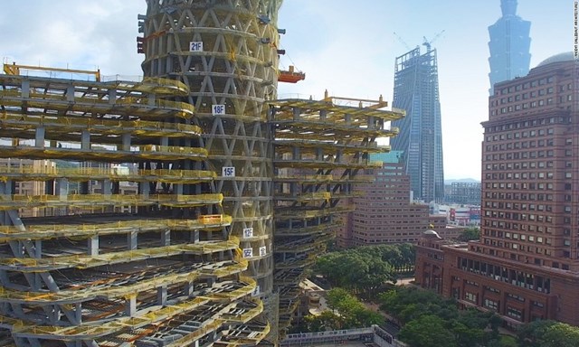 Một số chi tiết nổi bật của t&ograve;a nh&agrave; c&oacute; thể kể đến như s&agrave;n xoay dần từ tầng trệt l&ecirc;n đến tầng m&aacute;i đ&uacute;ng bằng một g&oacute;c 45 độ tạo cảm gi&aacute;c như cả c&ocirc;ng tr&igrave;nh đang đi l&ecirc;n. Việc t&ograve;a nh&agrave; 