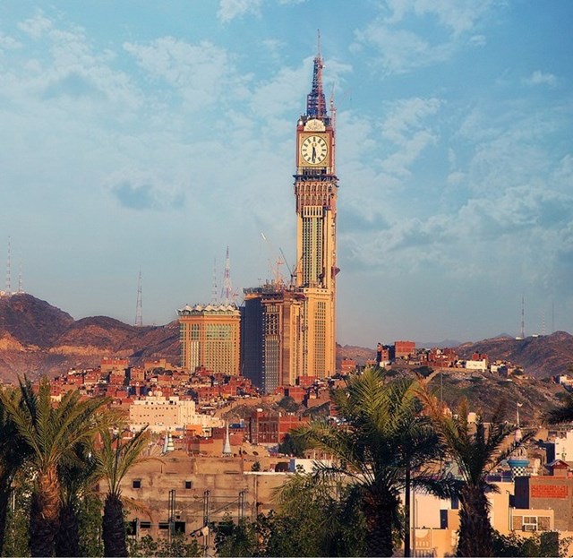 To&agrave;n bộ khu phức hợp được trang tr&iacute; bởi hơn 98 triệu vi&ecirc;n gạch khảm thủy tinh c&ugrave;ng những l&aacute; v&agrave;ng 24 cara. Tổng chi ph&iacute; x&acirc;y dựng của dự &aacute;n l&agrave; 15 tỷ USD.&nbsp;&nbsp;